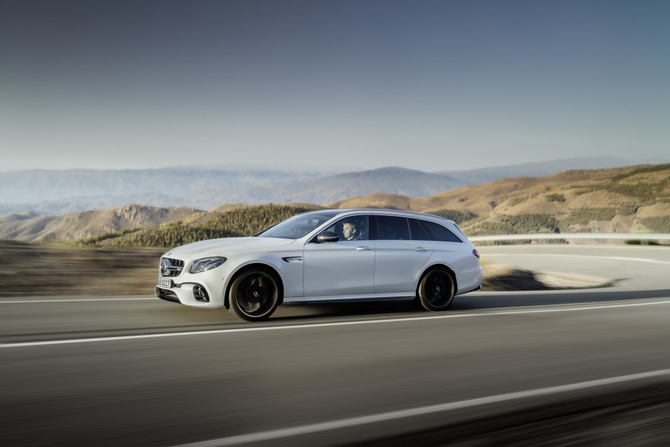 A versão S 4Matic+ foi equipada com o modo adiciona de condução Race, específica para circuito