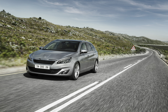 No lançamento, o novo Peugeot 308 SW vai estar disponível com uma gama de motores Euro 6 a gasolina e a diesel No lançamento, o novo Peugeot 308 SW vai estar disponível com uma gama de motores Euro 6 a gasolina e a diesel