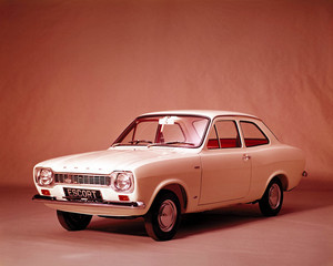 Escort 1300 Saloon