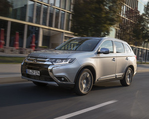 Outlander PHEV 4WD 2.0 MIVEC Intense Navi